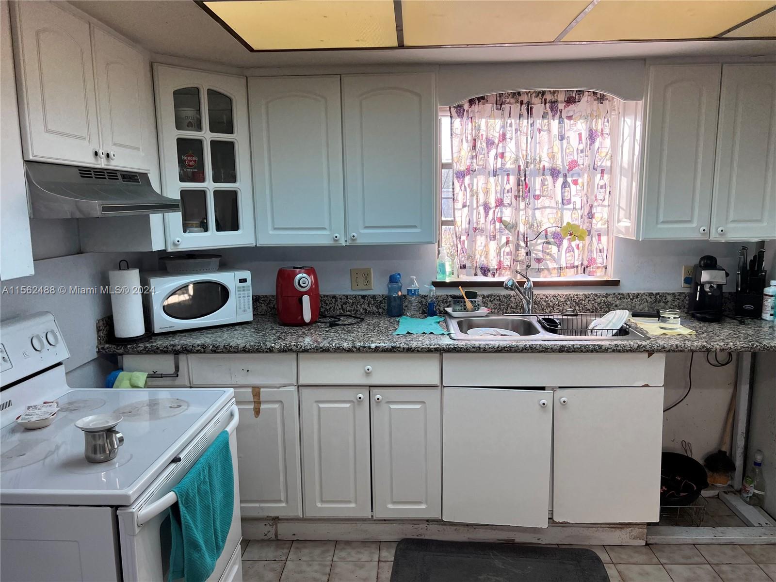 Main house 3/2 kitchen