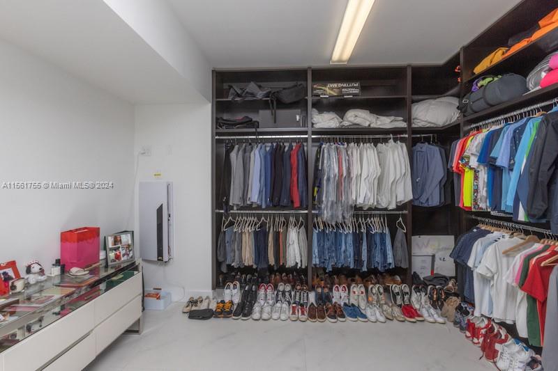 Walking Closet master