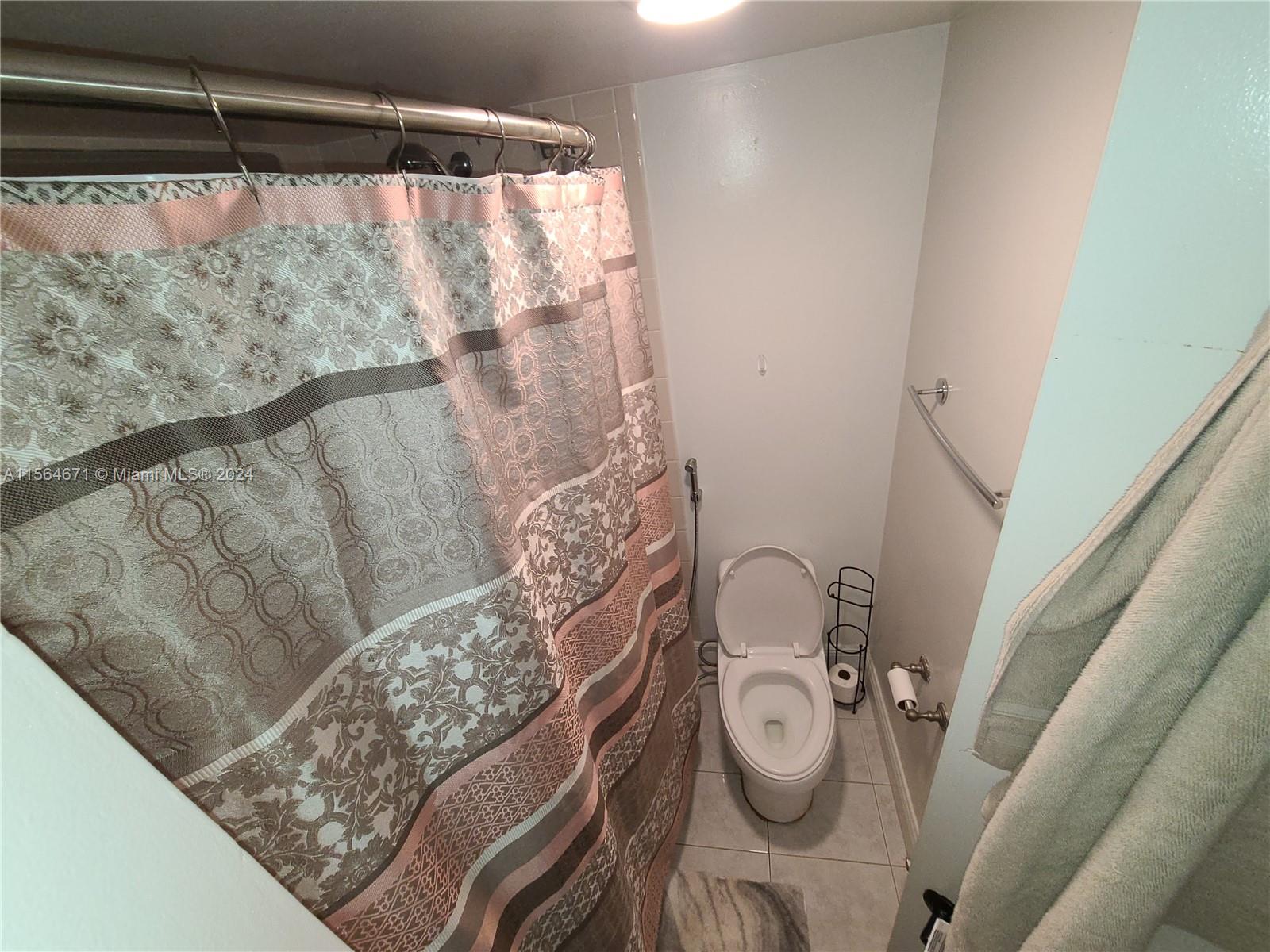 MASTER BEDROOM BATHROOM