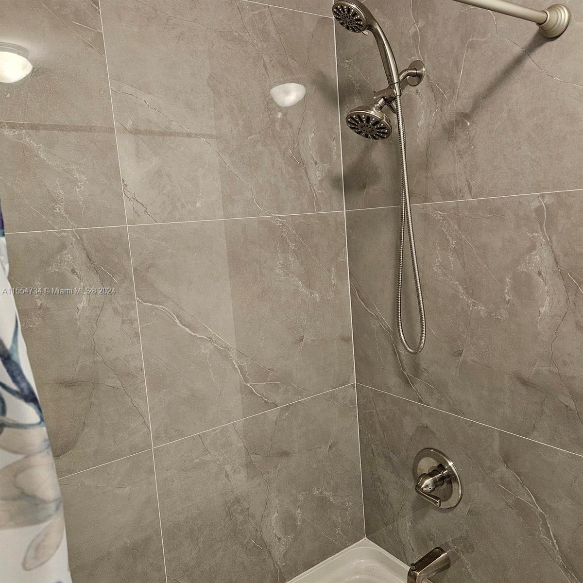 Main bathroom Shower
