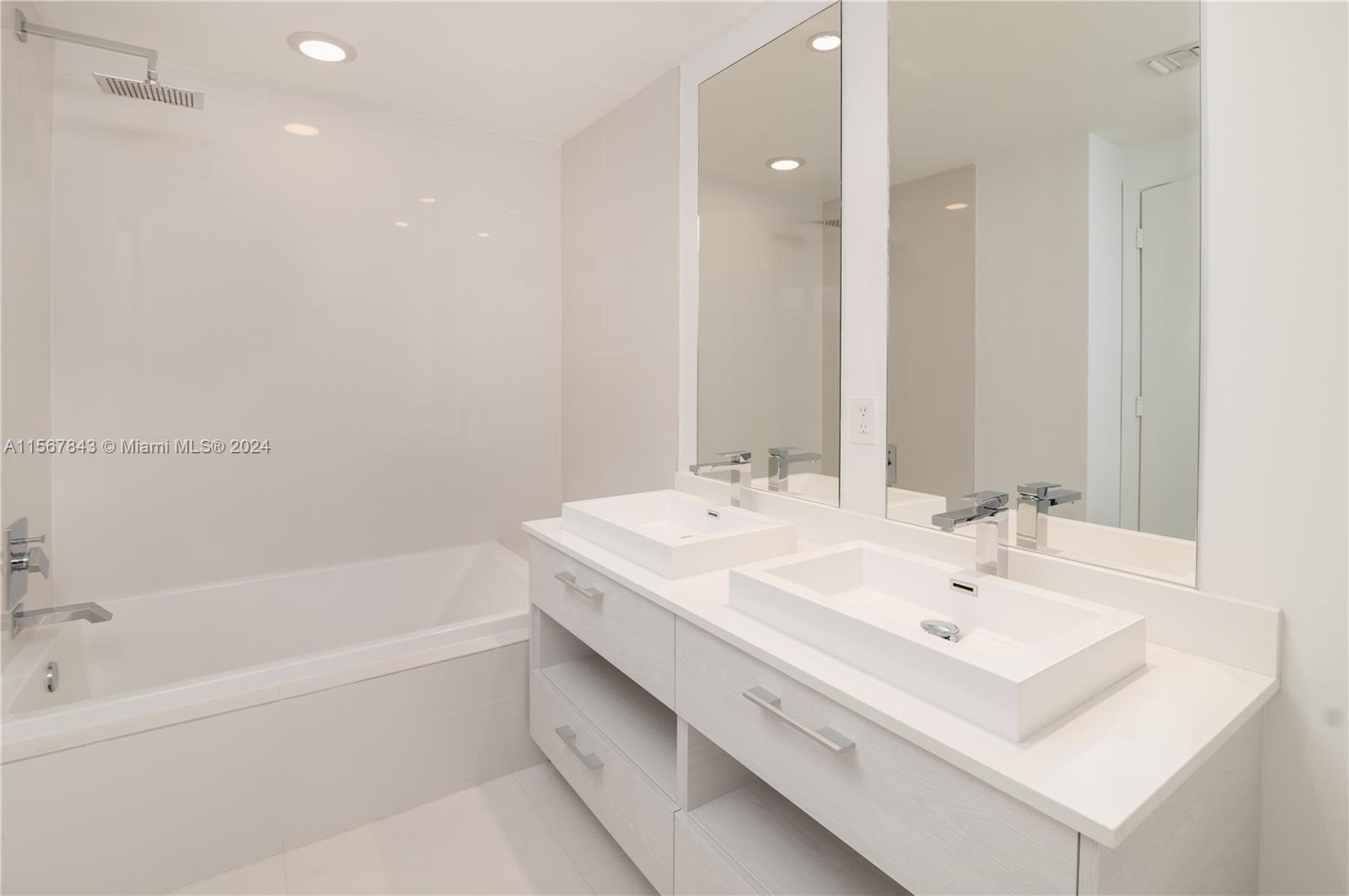 Master Bathroom dual sink / Tub