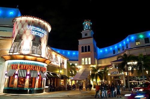 10 minute drive to Aventura Mall
