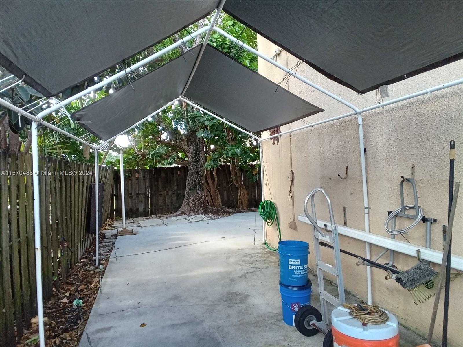 EXTENDED SIDE YARD