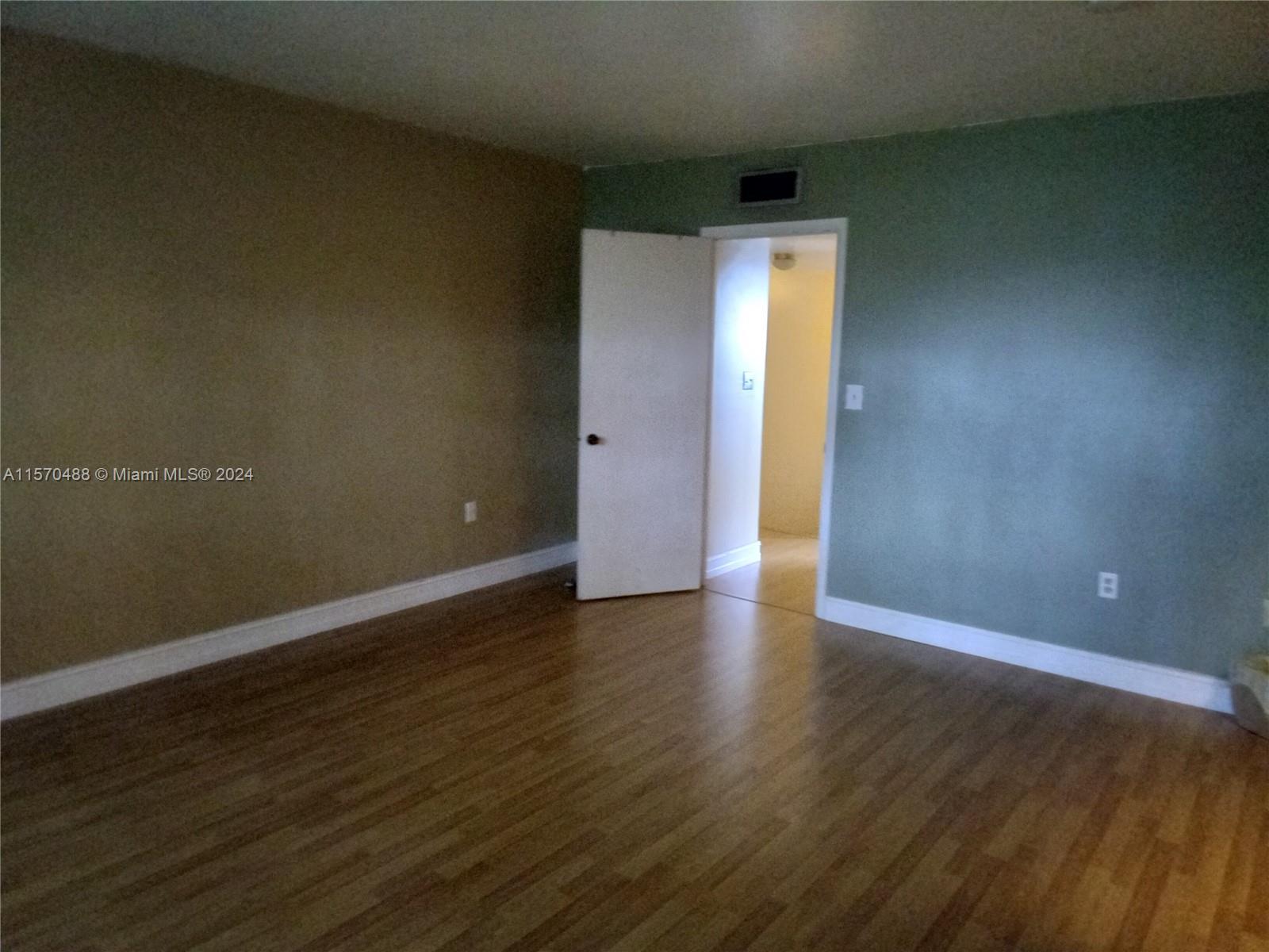 LARGE MASTER WITH WALKING CLOSET
