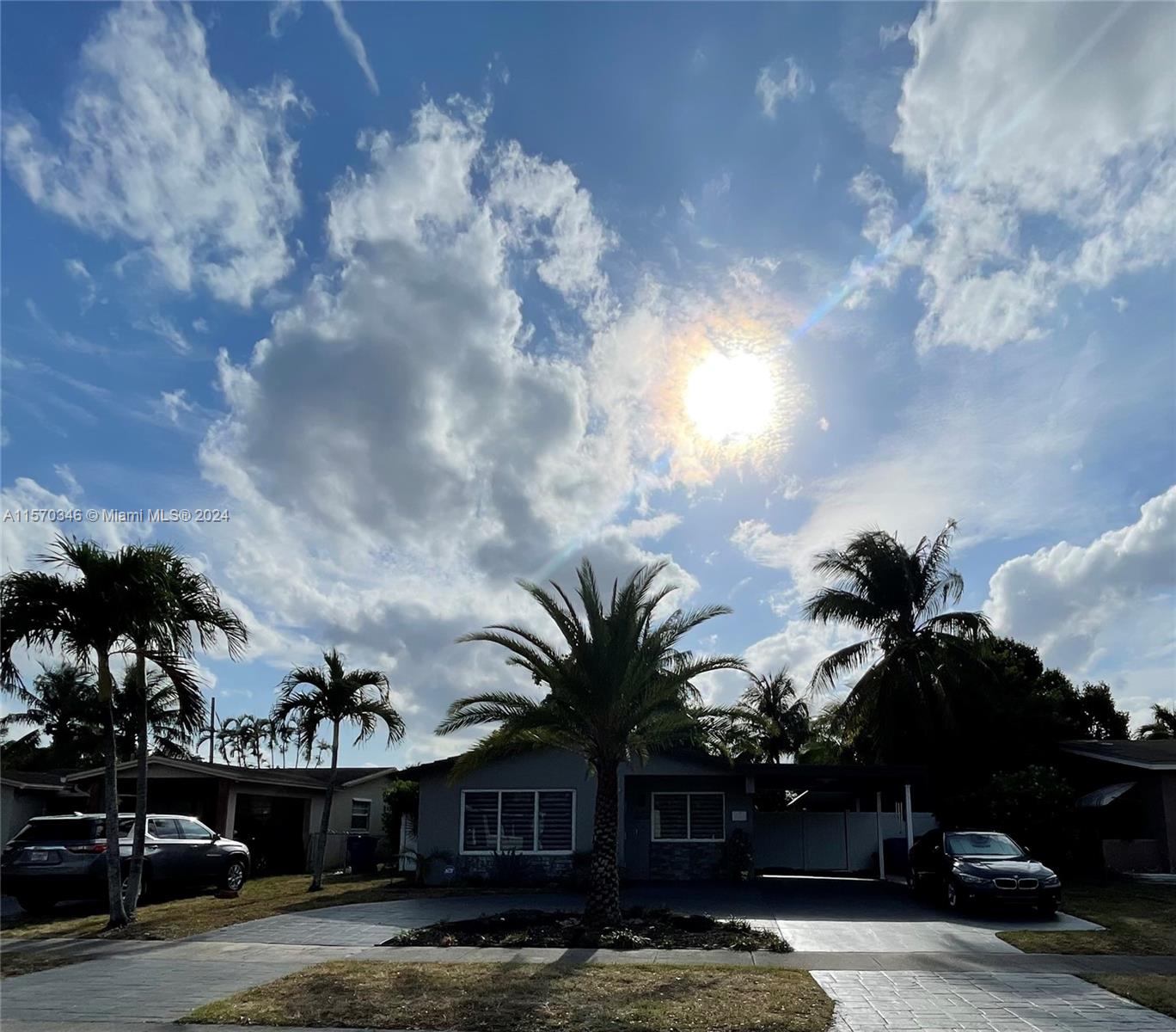 Inviting single-story updated home bathed in Florida sunshine, boasting ample parking. Your dream home awaits. Discover more about this gem today.