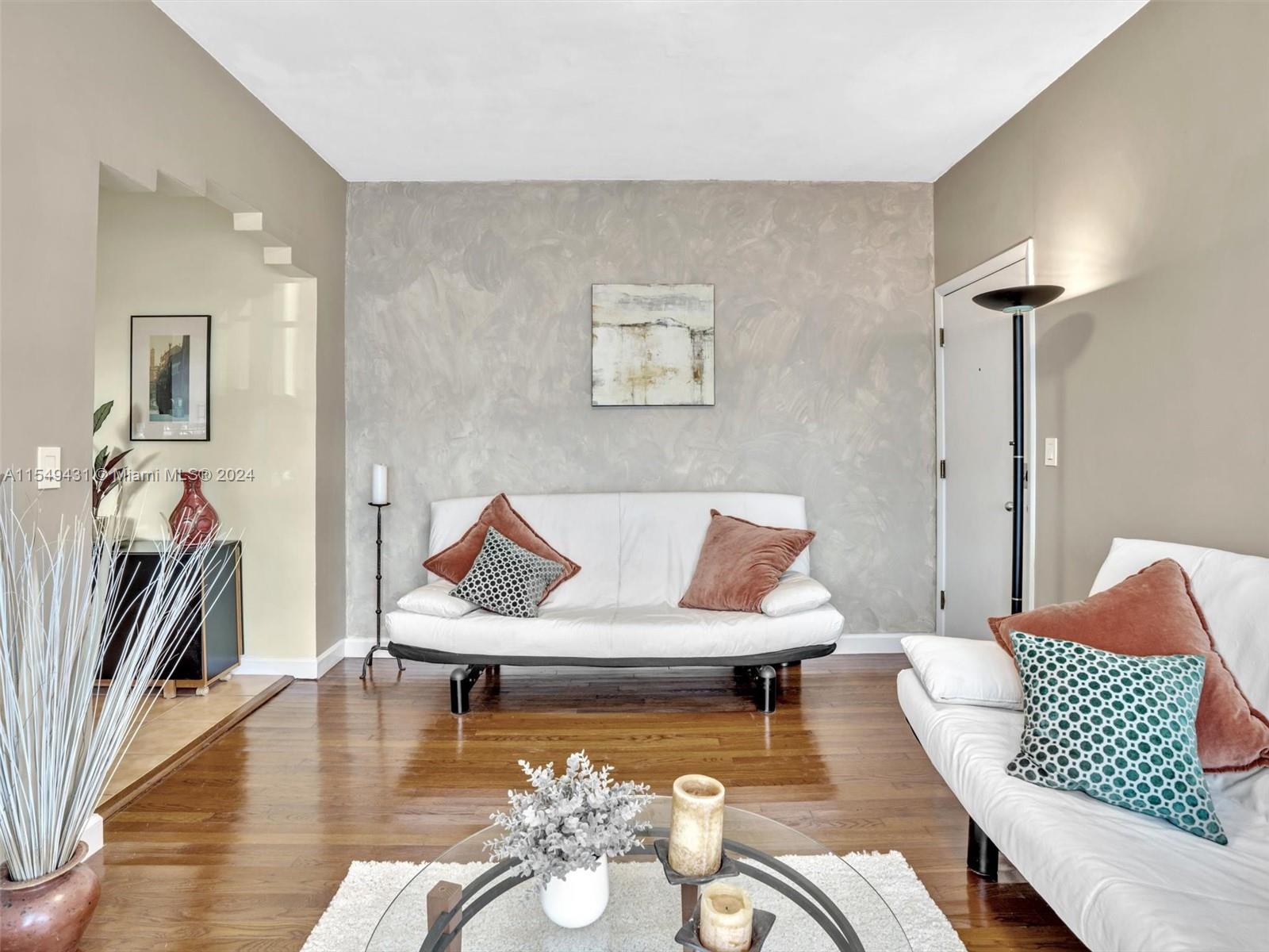 Large living room/breakfast area flowthru.