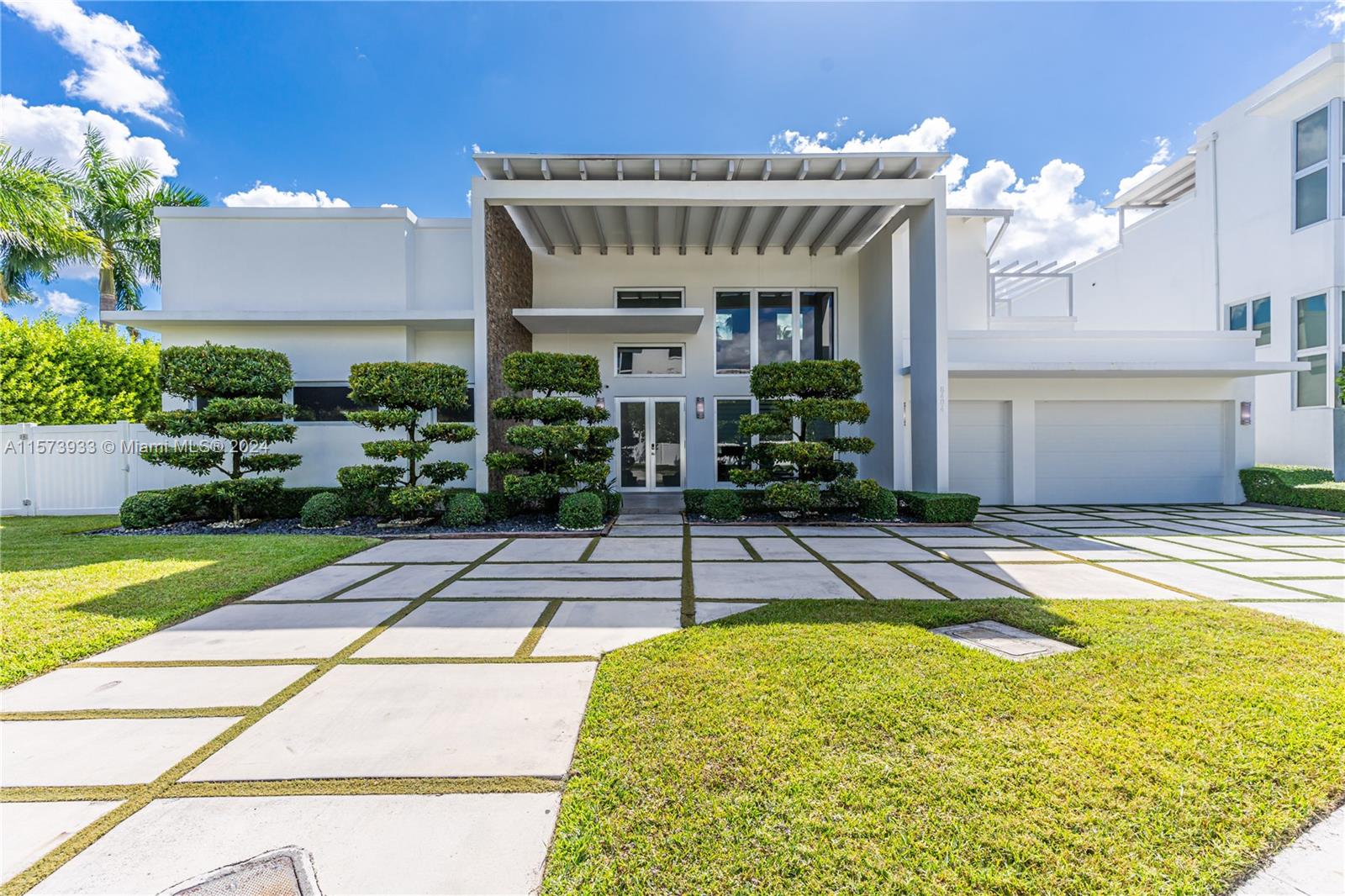 8404 33rd Ter, Doral, FL 33122, 6 Bedrooms Bedrooms, ,6 BathroomsBathrooms,Residential,For Sale,33rd Ter,A11573933