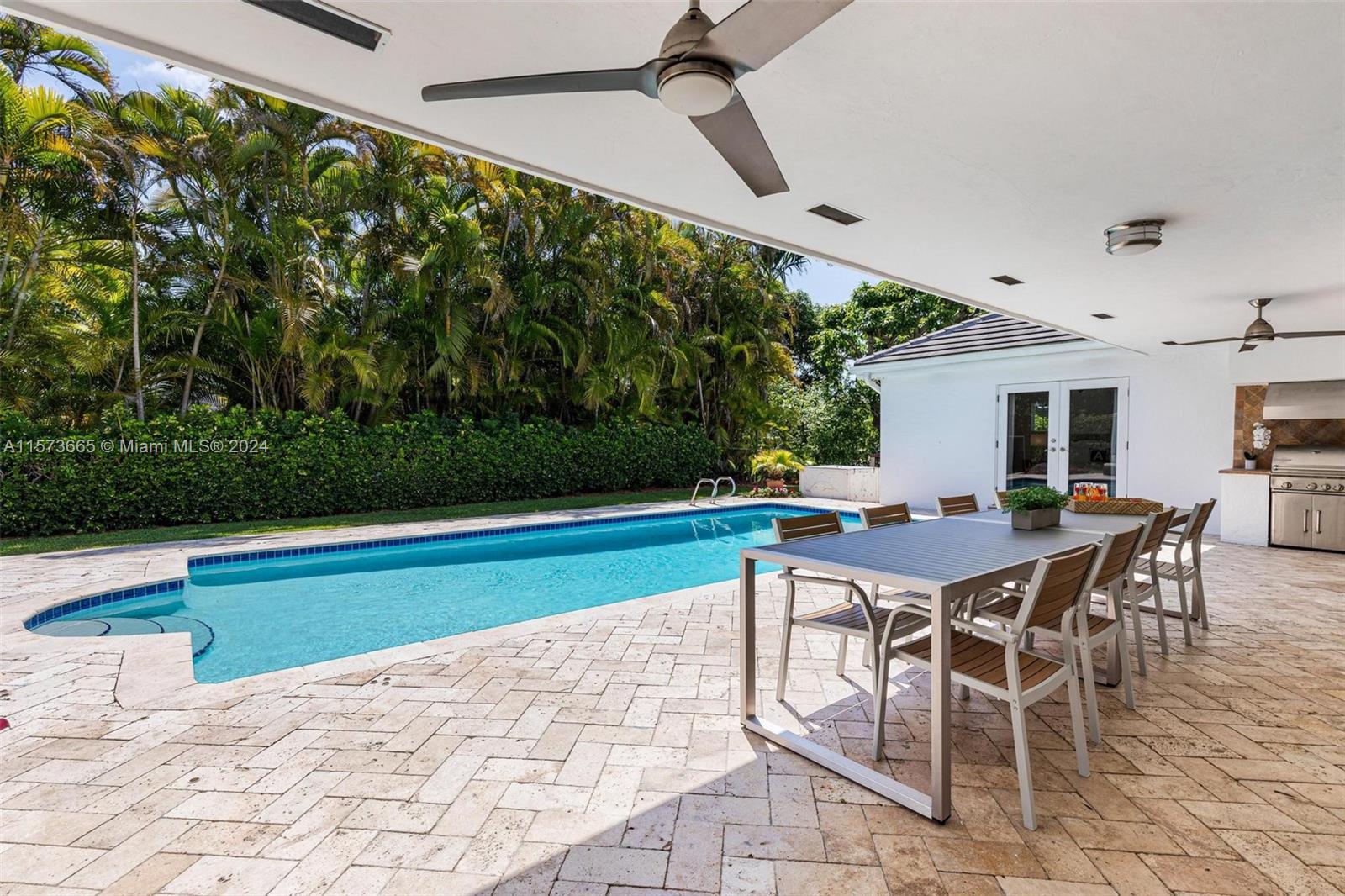 Built-in BBQ as well for outdoor service