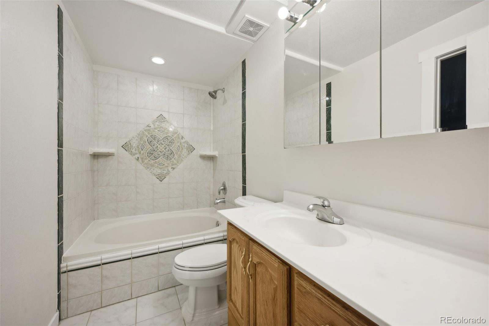 5879 Versailles Street, Aurora, CO 80015, 3 Bedrooms Bedrooms, ,3 BathroomsBathrooms,Residential,For Sale,Versailles,REC2857201