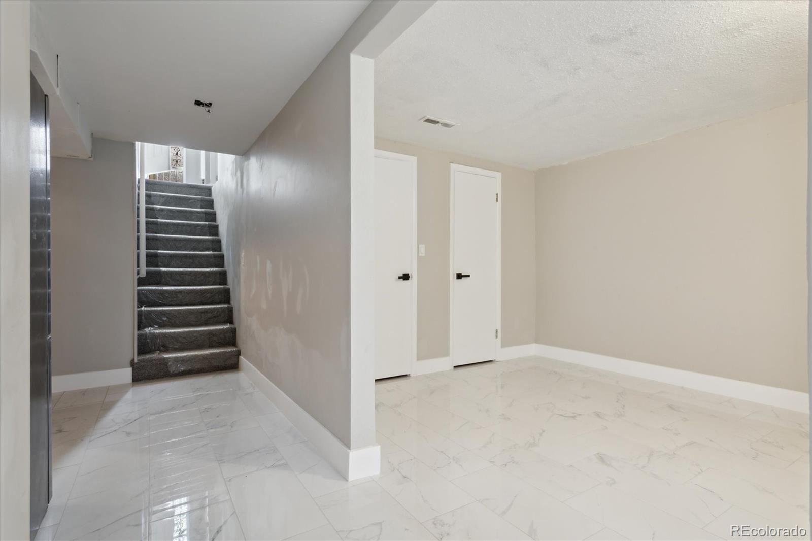 2249 Kingston Street, Aurora, CO 80010, 5 Bedrooms Bedrooms, ,2 BathroomsBathrooms,Residential,For Sale,Kingston,REC4036380