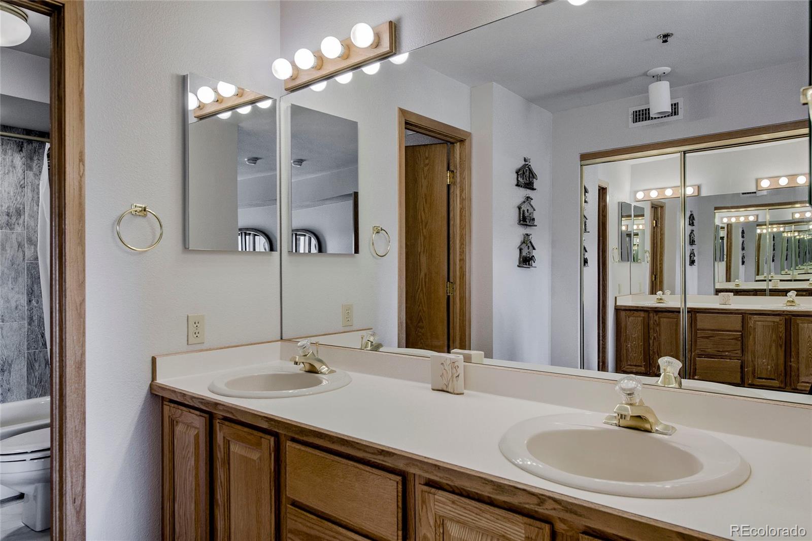 Restricted Address, 2 Bedrooms Bedrooms, ,2 BathroomsBathrooms,Residential,For Sale,Lake Forest Condos,Lakeview,REC2694155