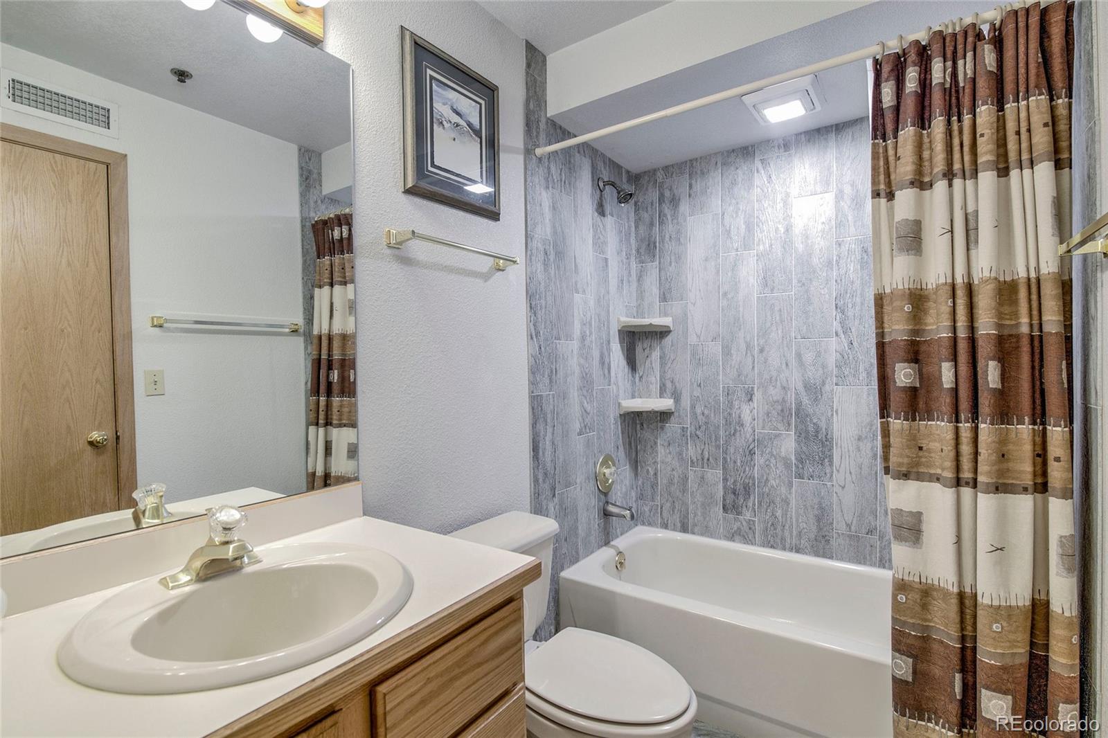 Restricted Address, 2 Bedrooms Bedrooms, ,2 BathroomsBathrooms,Residential,For Sale,Lake Forest Condos,Lakeview,REC2694155