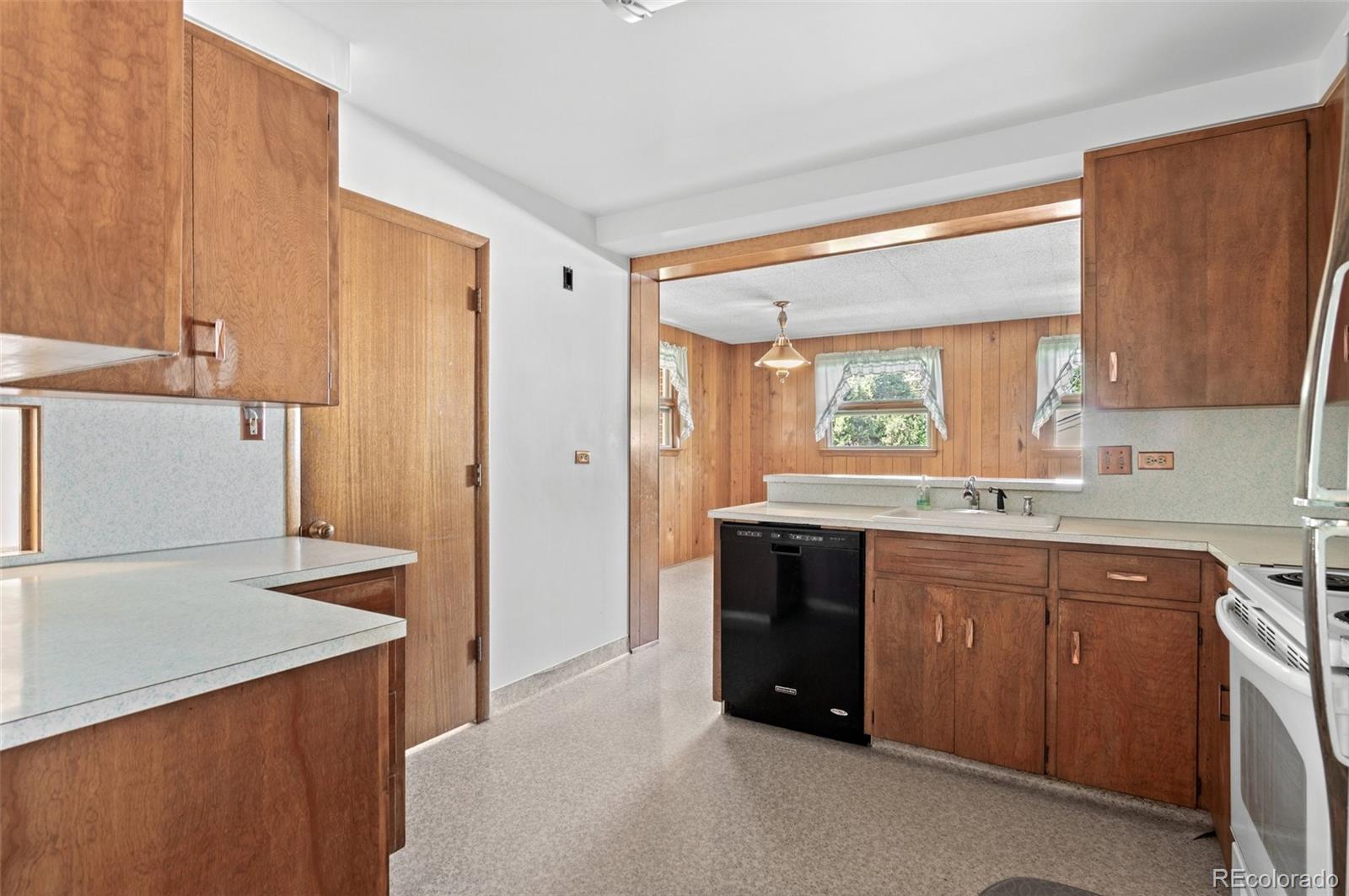 2429 S Corona Street, Denver, CO 80210, 4 Bedrooms Bedrooms, ,2 BathroomsBathrooms,Income,For Sale,Corona,REC8579620