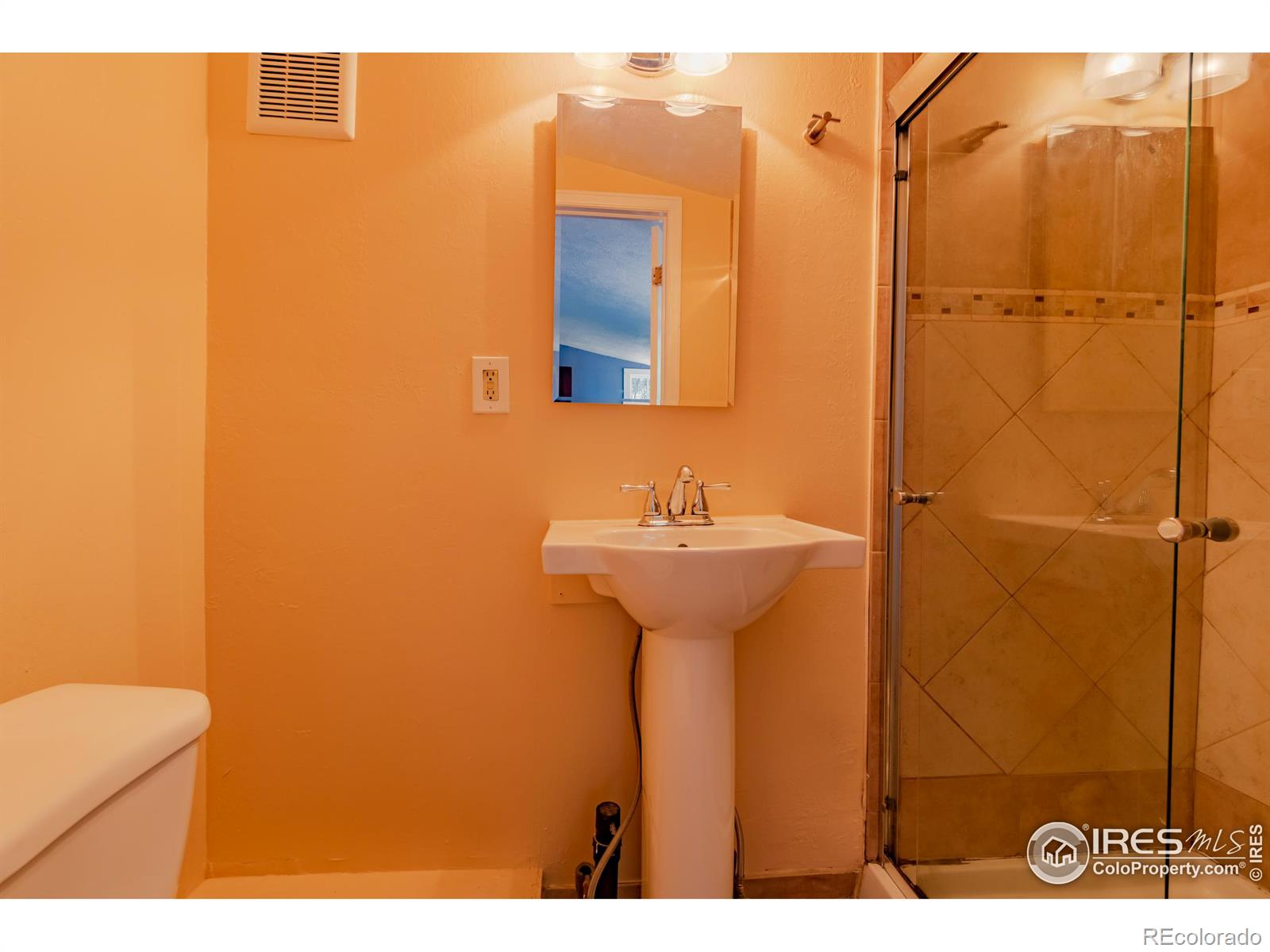 1315 Chester Street, Aurora, CO 80010, 2 Bedrooms Bedrooms, ,2 BathroomsBathrooms,Residential,For Sale,Chester,RECIR1015446