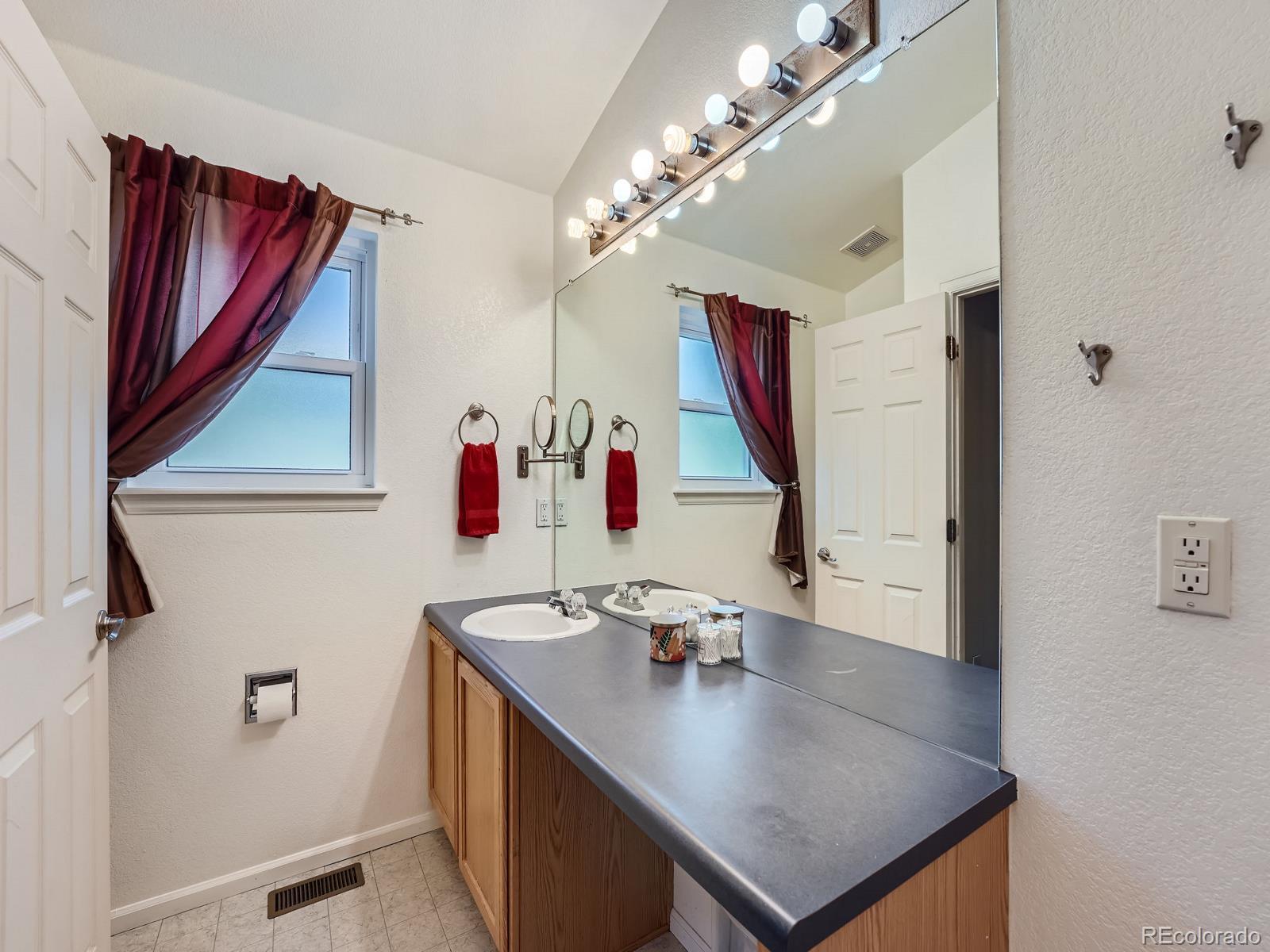 4158 Riviera Street, Aurora, CO 80018, 3 Bedrooms Bedrooms, ,3 BathroomsBathrooms,Residential,For Sale,Riviera,REC8985963