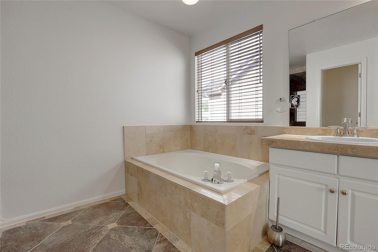 17712 Maplewood Circle, Aurora, CO 80016, 4 Bedrooms Bedrooms, ,3 BathroomsBathrooms,Residential,For Sale,Maplewood,REC8489750