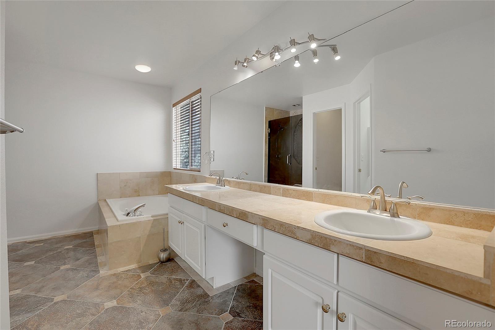 17712 Maplewood Circle, Aurora, CO 80016, 4 Bedrooms Bedrooms, ,3 BathroomsBathrooms,Residential,For Sale,Maplewood,REC8489750