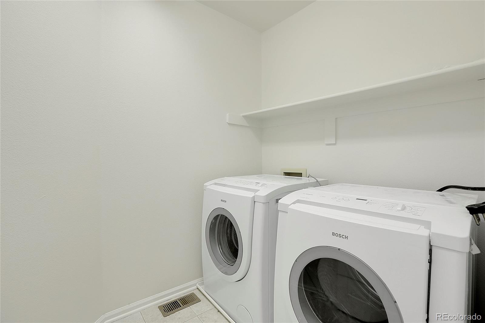 17712 Maplewood Circle, Aurora, CO 80016, 4 Bedrooms Bedrooms, ,3 BathroomsBathrooms,Residential,For Sale,Maplewood,REC8489750