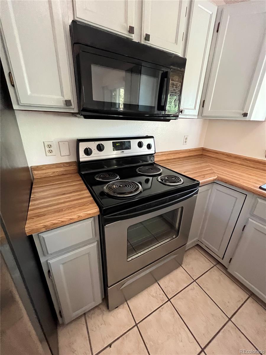 17214 Stanford Avenue, Aurora, CO 80015, 3 Bedrooms Bedrooms, ,2 BathroomsBathrooms,Residential,For Sale,Stanford,REC7129094