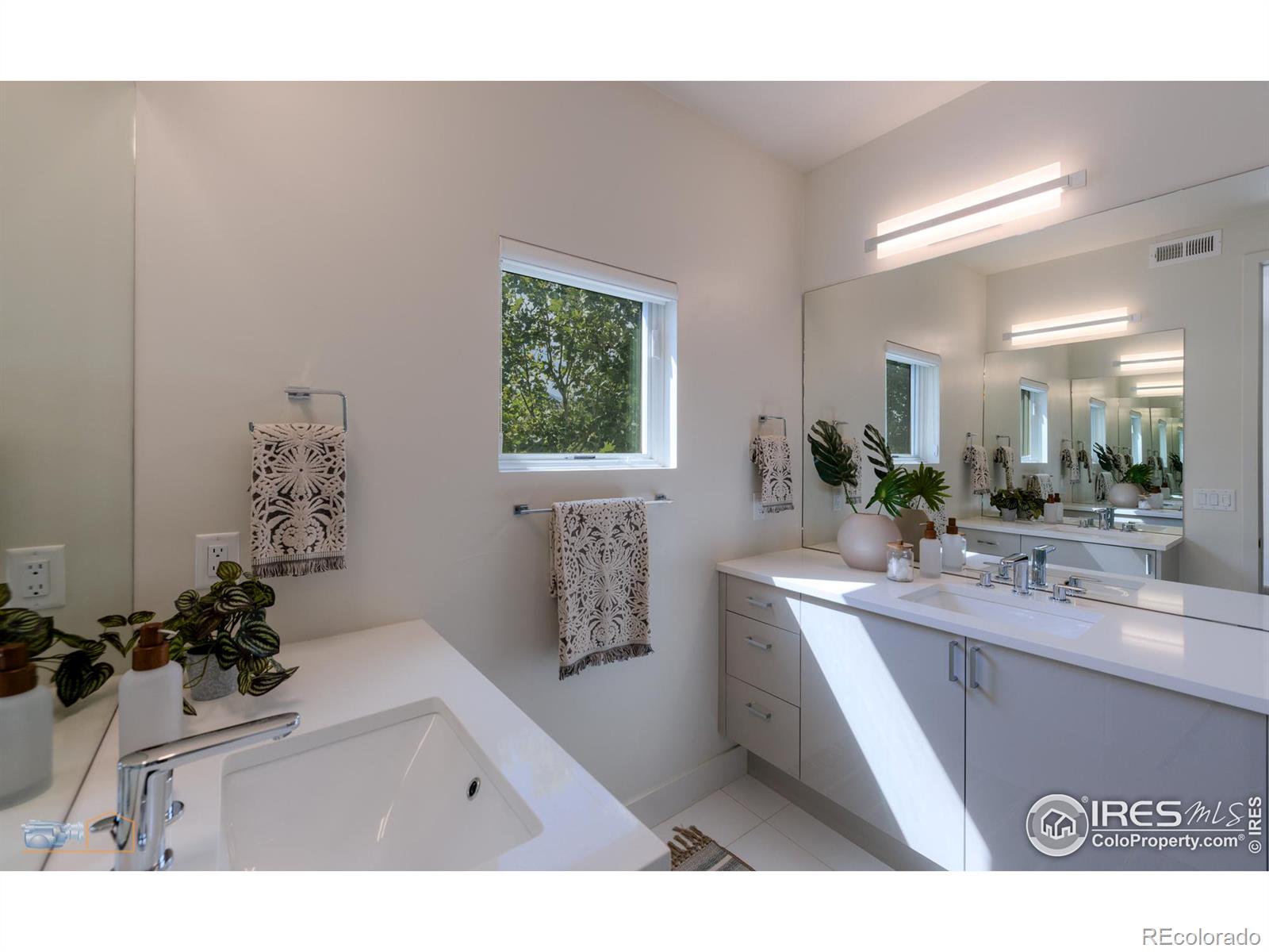 3105 Bluff Street, Boulder, CO 80301, 3 Bedrooms Bedrooms, ,3 BathroomsBathrooms,Residential,For Sale,Bluff,RECIR1018646