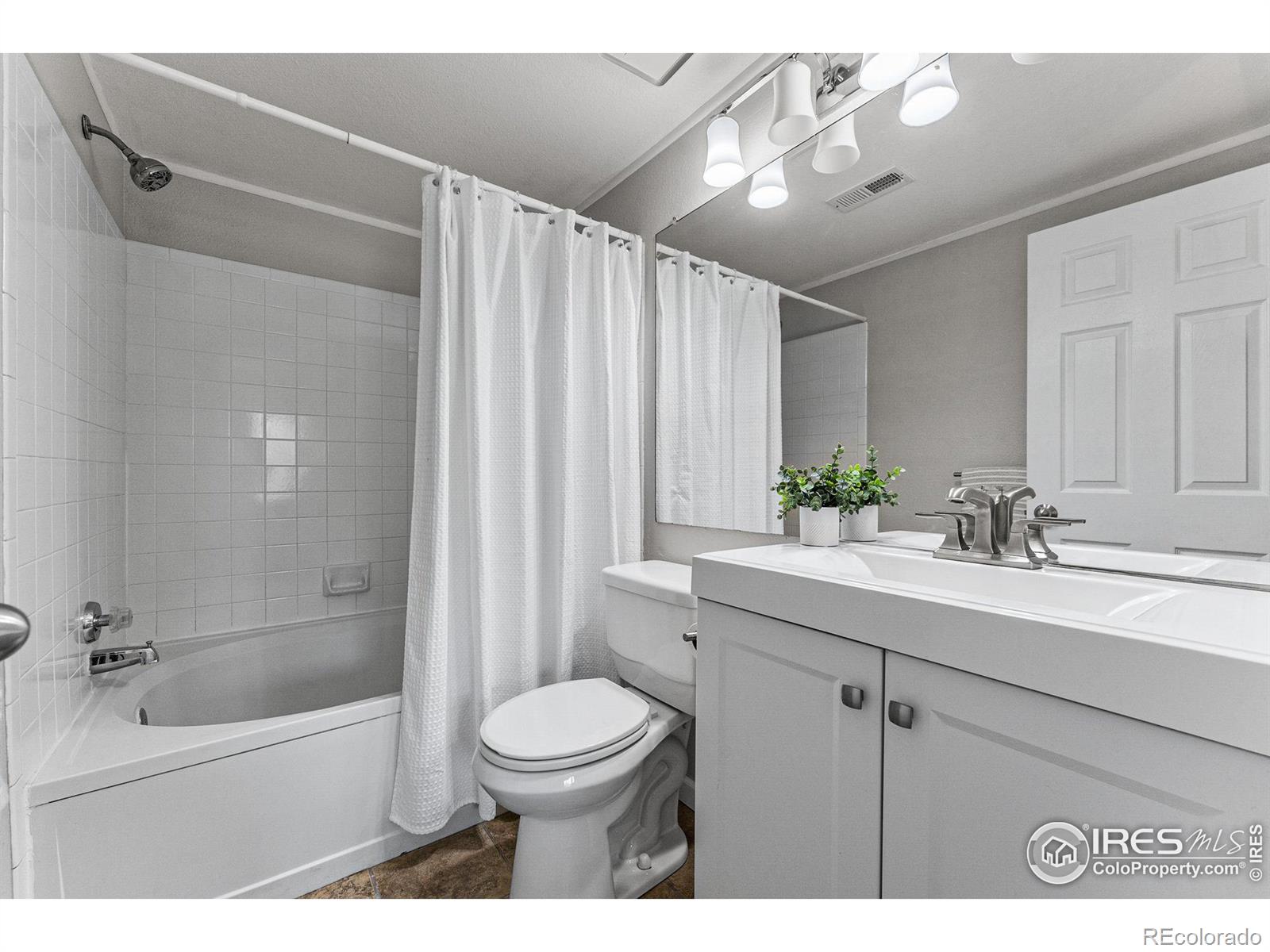 7488 Singing Hills Drive, Boulder, CO 80301, 2 Bedrooms Bedrooms, ,2 BathroomsBathrooms,Residential,For Sale,Singing Hills,RECIR1019787