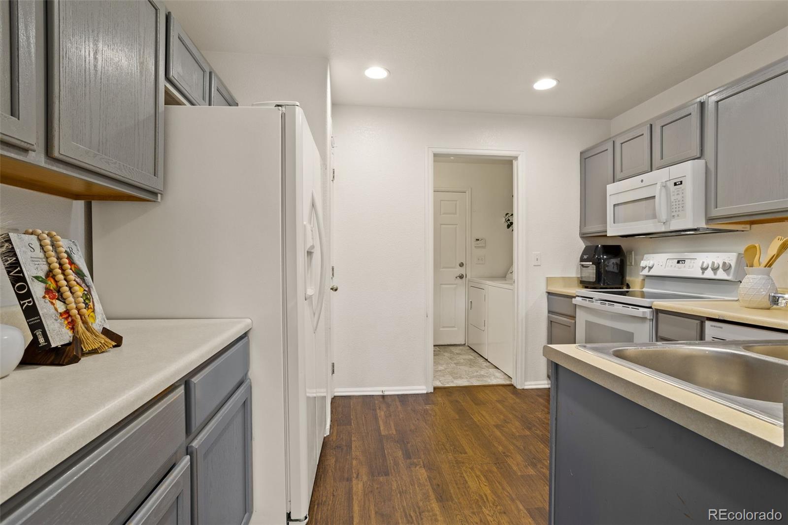 22116 E Berry Place, Aurora, CO 80015, 3 Bedrooms Bedrooms, ,3 BathroomsBathrooms,Residential,For Sale,Berry,REC3877995