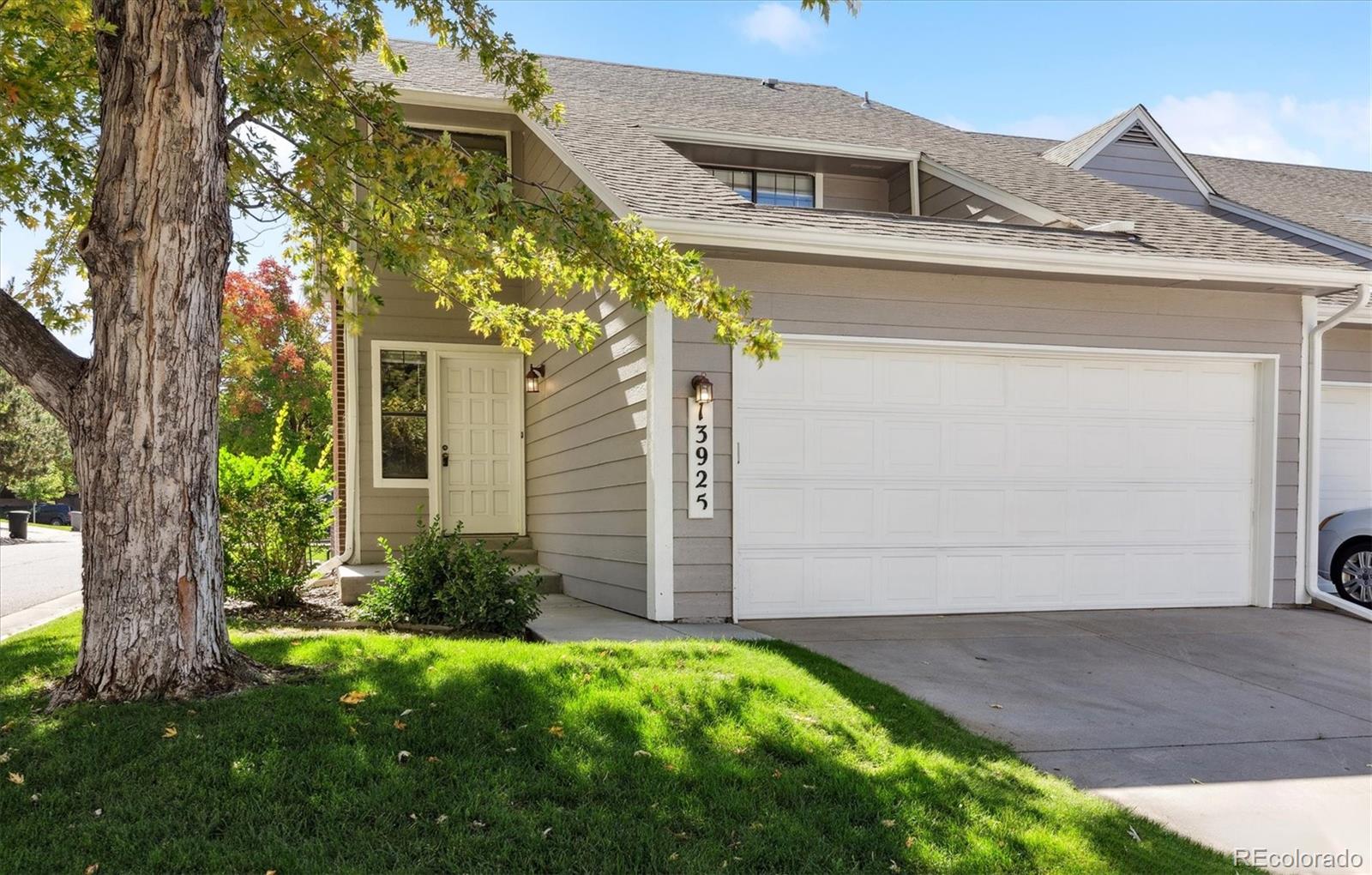 13925 Oxford Place, Aurora, CO 80014, 3 Bedrooms Bedrooms, ,3 BathroomsBathrooms,Residential,For Sale,Oxford,REC2655976