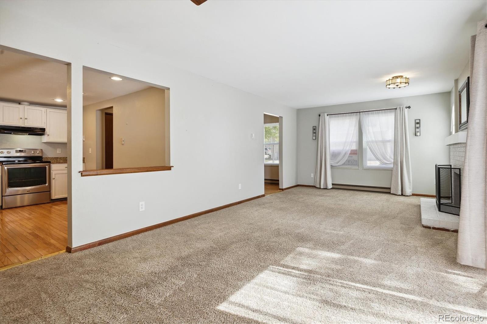 13925 Oxford Place, Aurora, CO 80014, 3 Bedrooms Bedrooms, ,3 BathroomsBathrooms,Residential,For Sale,Oxford,REC2655976