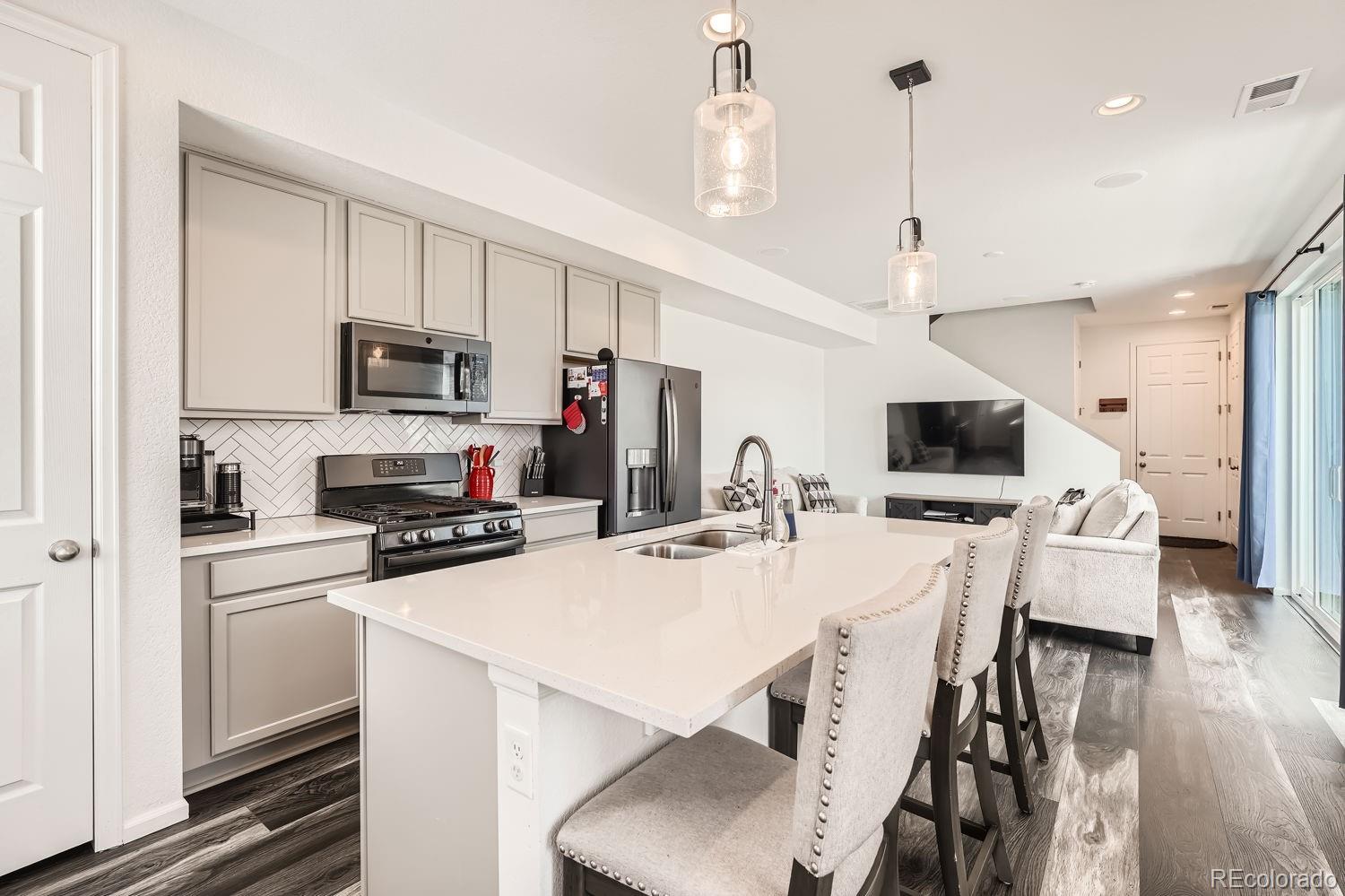 24251 41st Avenue, Aurora, CO 80019, 3 Bedrooms Bedrooms, ,3 BathroomsBathrooms,Residential,For Sale,41st,REC6963218