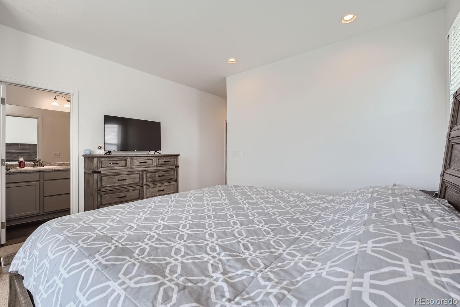 24251 41st Avenue, Aurora, CO 80019, 3 Bedrooms Bedrooms, ,3 BathroomsBathrooms,Residential,For Sale,41st,REC6963218