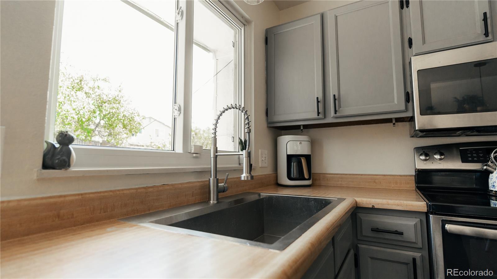 18932 Kansas Drive, Aurora, CO 80017, 3 Bedrooms Bedrooms, ,2 BathroomsBathrooms,Residential,For Sale,Kansas,REC4894860