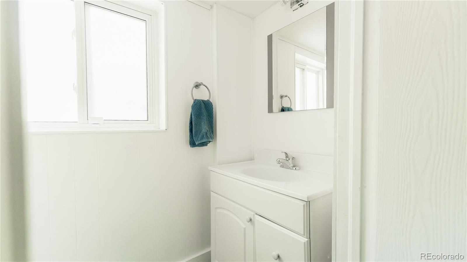 18932 Kansas Drive, Aurora, CO 80017, 3 Bedrooms Bedrooms, ,2 BathroomsBathrooms,Residential,For Sale,Kansas,REC4894860