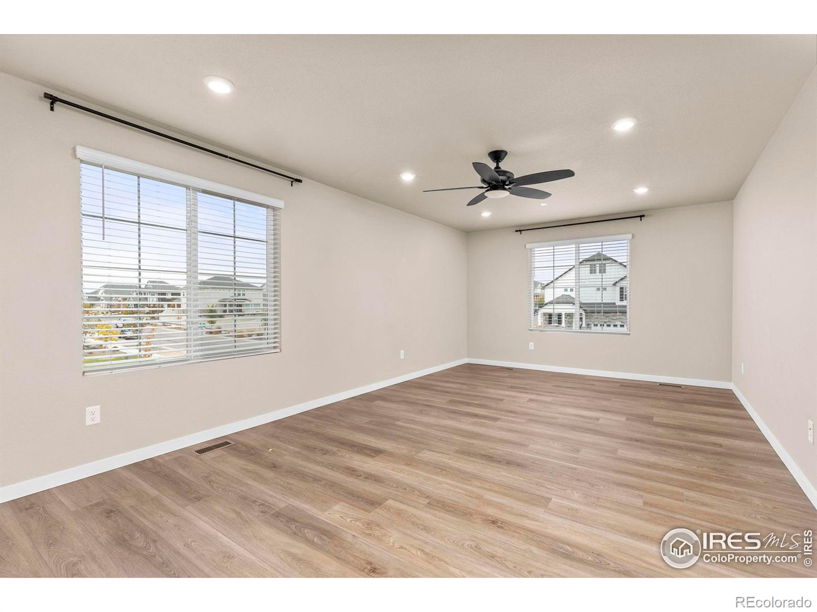 4455 Picadilly Court, Aurora, CO 80019, 5 Bedrooms Bedrooms, ,3 BathroomsBathrooms,Residential,For Sale,Picadilly,RECIR1021472