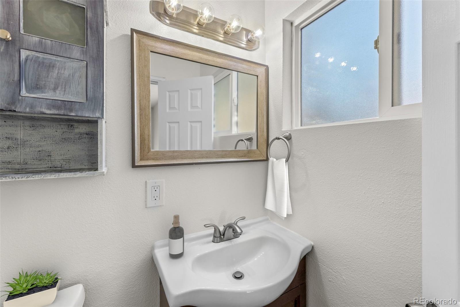 724 Victor Street, Aurora, CO 80011, 3 Bedrooms Bedrooms, ,2 BathroomsBathrooms,Residential,For Sale,Victor,REC4517000