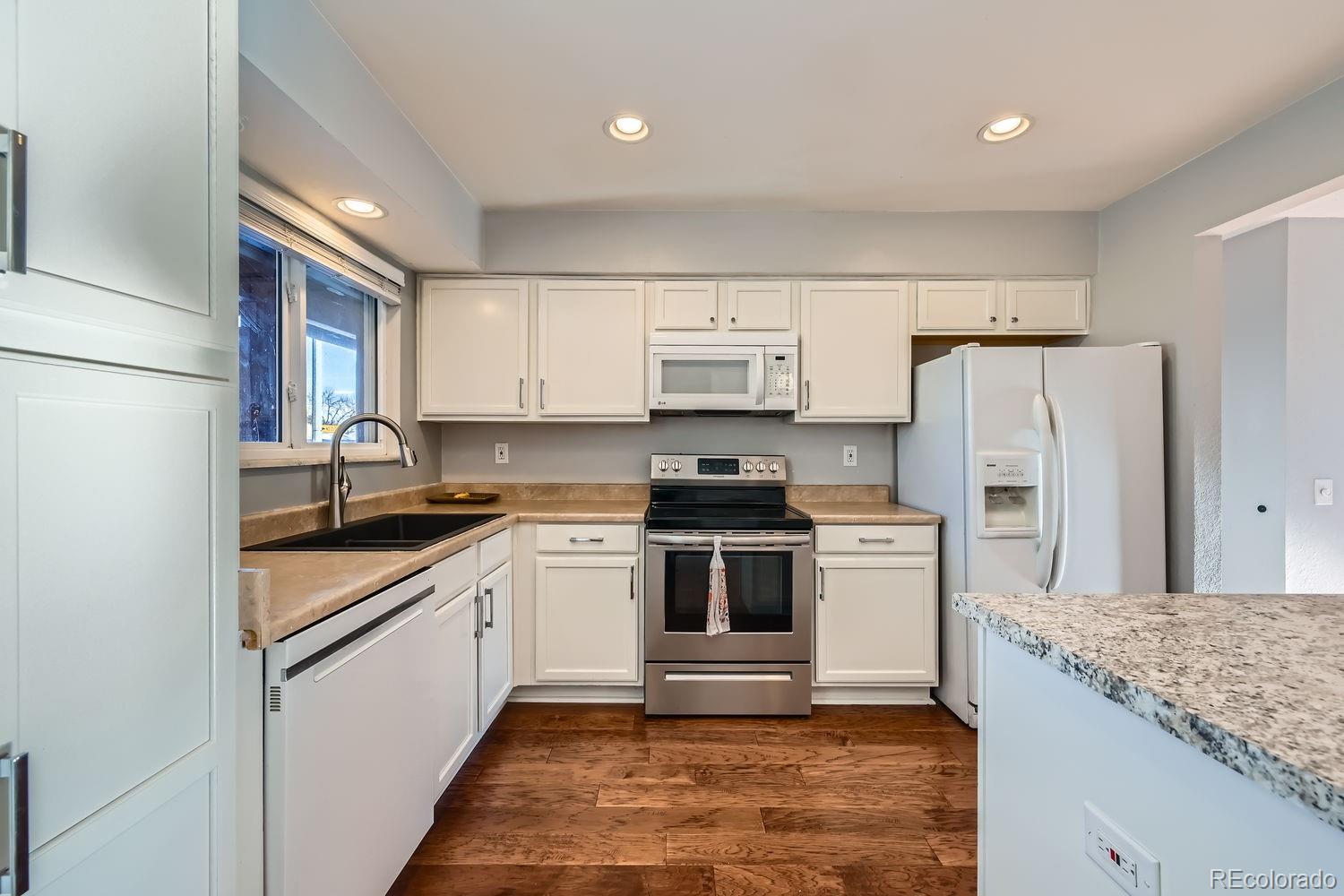 15896 Oxford Avenue, Aurora, CO 80013, 3 Bedrooms Bedrooms, ,2 BathroomsBathrooms,Residential,For Sale,Oxford,REC8697594