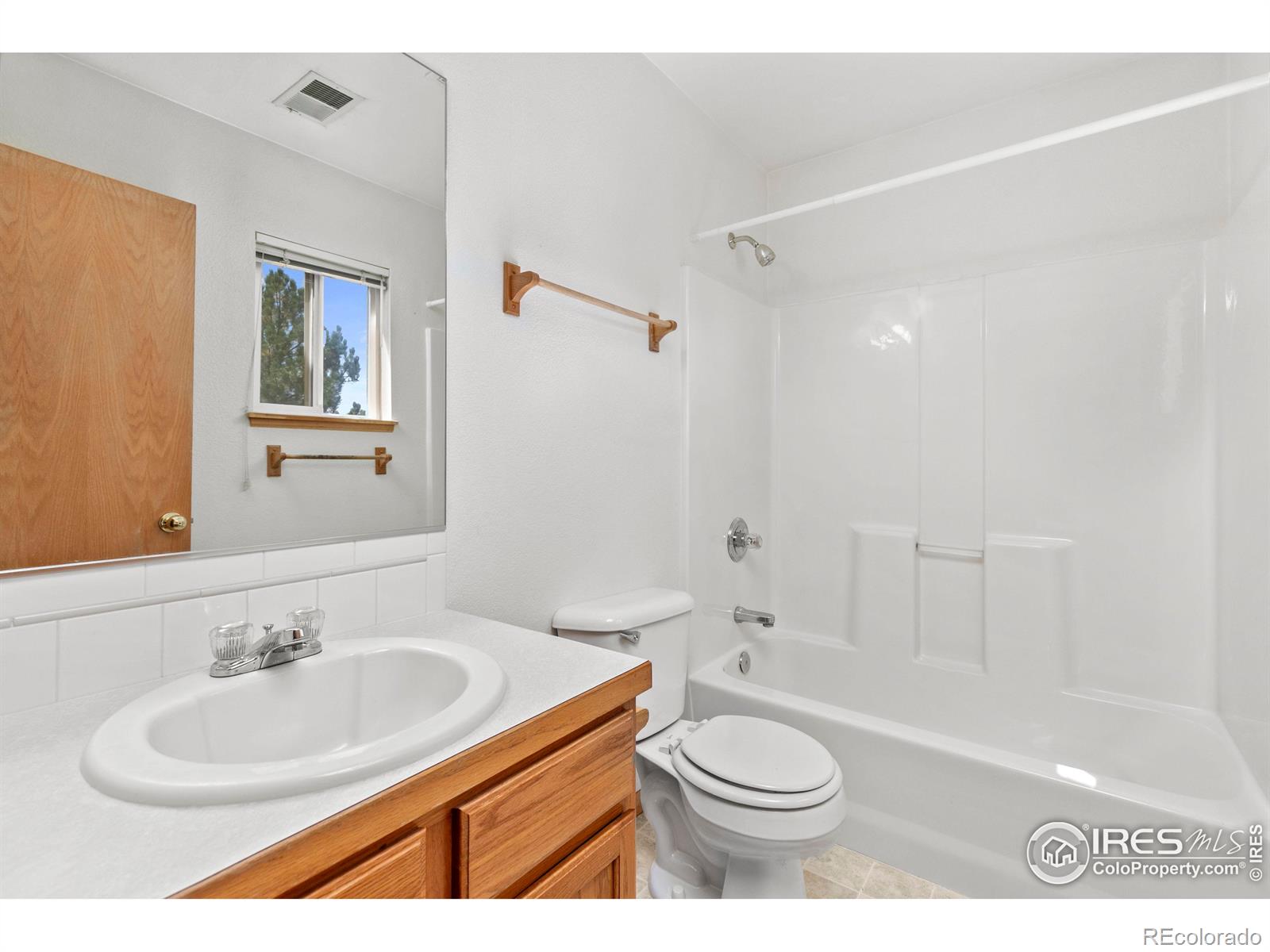 950 52nd Ave Ct #4, Greeley, CO 80634, 2 Bedrooms Bedrooms, ,2 BathroomsBathrooms,Residential,For Sale,52nd,RECIR1022516