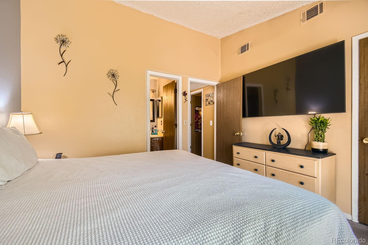 882 Uravan Court, Aurora, CO 80017, 8 Bedrooms Bedrooms, ,4 BathroomsBathrooms,Income,For Sale,Uravan,REC8328164