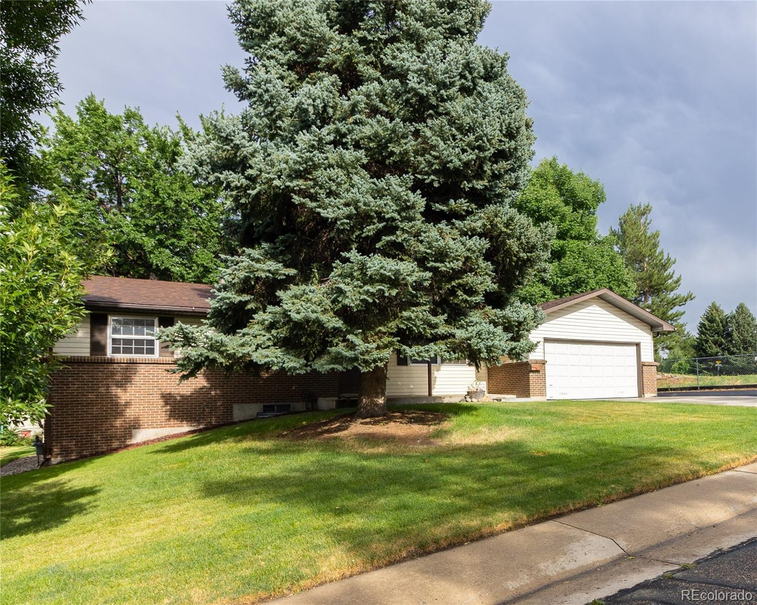 6586 Crocker St Way, Littleton, CO 80120, 5 Bedrooms Bedrooms, ,3 BathroomsBathrooms,Rental,For Rent,Crocker,REC8464310