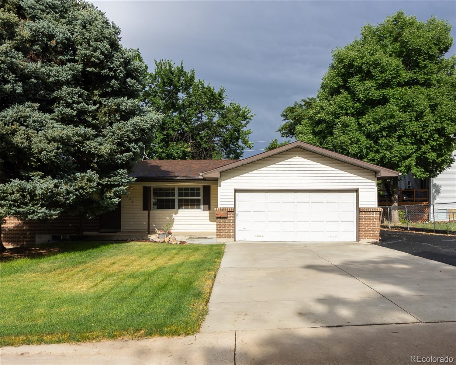6586 Crocker St Way, Littleton, CO 80120, 5 Bedrooms Bedrooms, ,3 BathroomsBathrooms,Rental,For Rent,Crocker,REC8464310