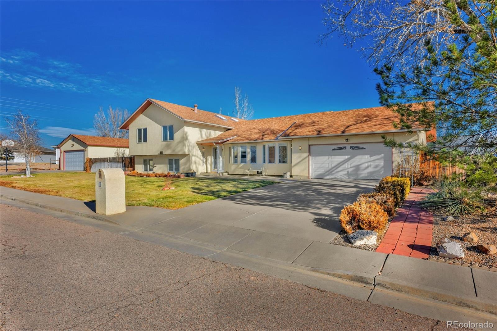 1 Silversmith Court, Pueblo, CO 81008, 6 Bedrooms Bedrooms, ,3 BathroomsBathrooms,Residential,For Sale,Silversmith,REC9846845