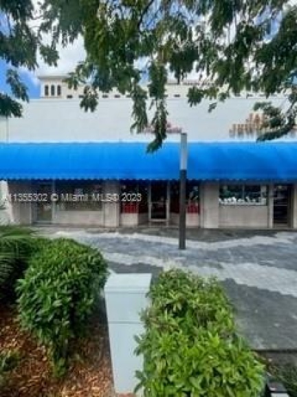 FRONT VIEW MIRACLE MILE