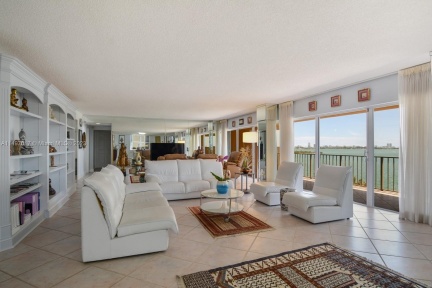 Spacious double living room & dinning room with stunning water views