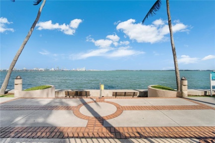 BRICKELL KEY WALKING PATH