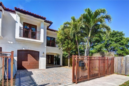 Spectacular townhouse on order lot!