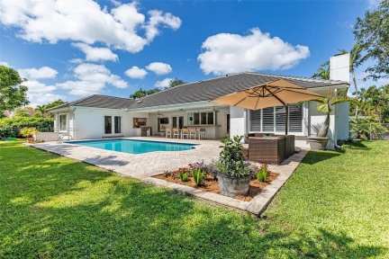 Private and sunny pool area and yard, Florida living at its finest